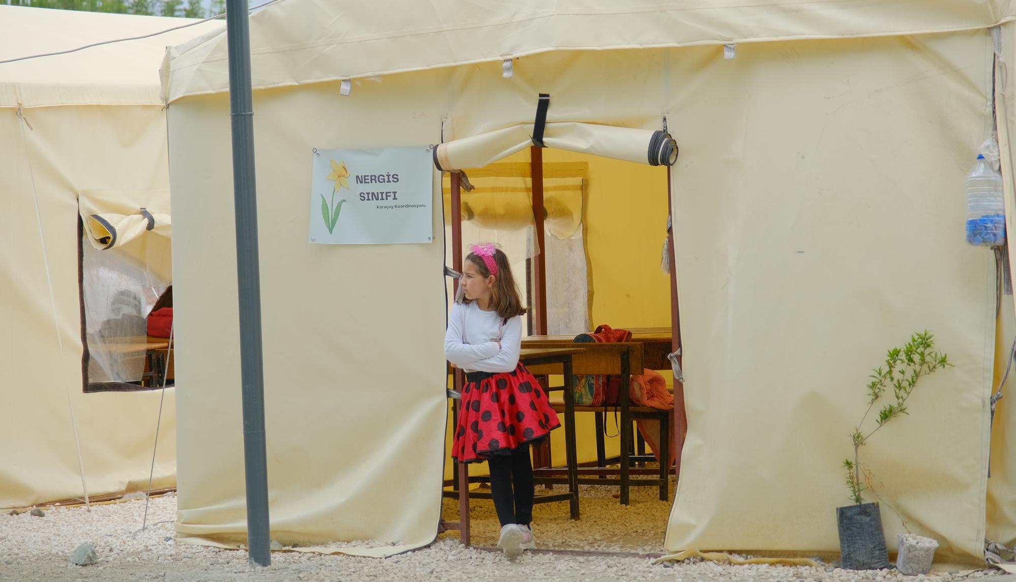 Çadır eğitim kampüsü: Hatay’da gönüllü öğretmenler depremzede çocukları sınavlara hazırlıyor