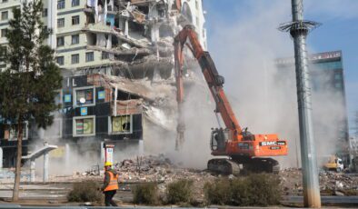 Diyarbakır’da depremin yarattığı tahribat: Yıkılan bina az, tehlikeli bina çok, insanlar evsiz