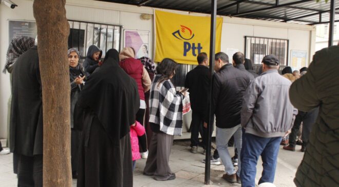 Adana’da vatandaşın PTT çilesi