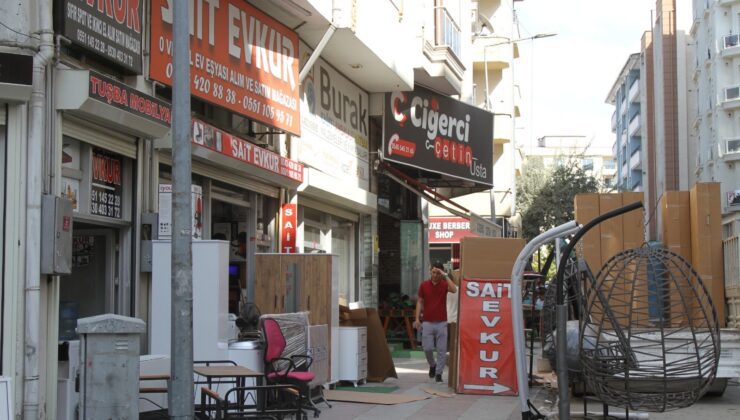 Vanlı, müze gezer gibi ikinci el mağazası geziyor