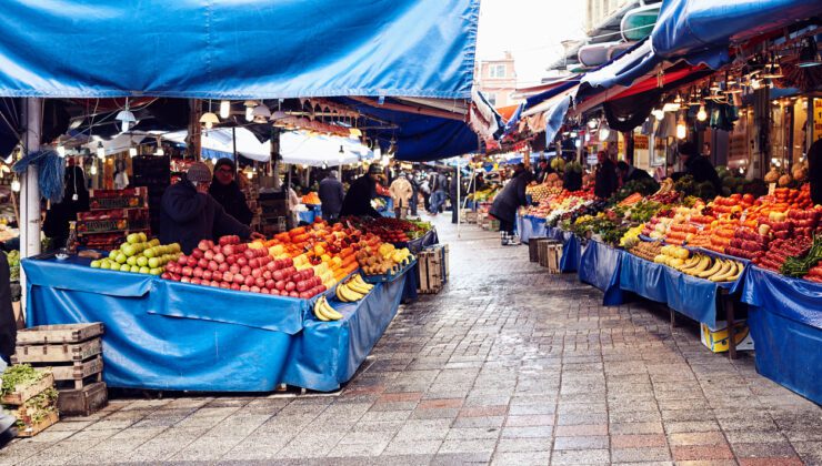Akşam pazarı: Ucuzluk için bekleyen tüketicinin taktiği