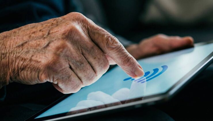 Yaşlılar dijital gurbette: MHRS ve bankacılık labirentinde kayboluyorlar