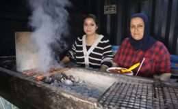 Anne-kız deprem sonrası kebapçı dükkanıyla hayata tutundu