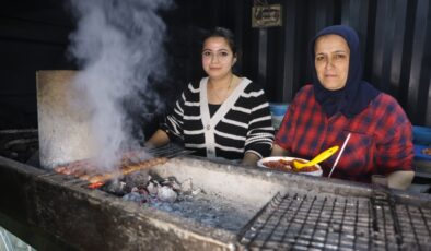 Anne-kız deprem sonrası kebapçı dükkanıyla hayata tutundu
