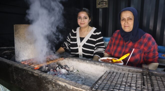 Anne-kız deprem sonrası kebapçı dükkanıyla hayata tutundu
