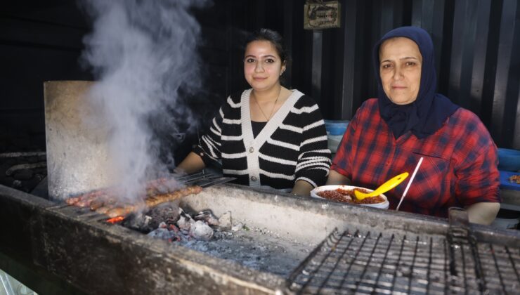 Anne-kız deprem sonrası kebapçı dükkanıyla hayata tutundu