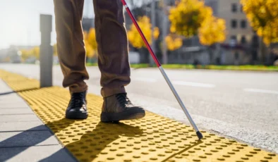 Şehir hayatı engelliler için engel parkuru 