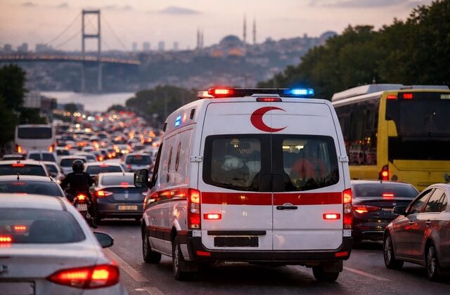 Ambulansın içinden İstanbul trafiği
