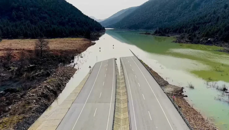 Seçime yetişen Antalya-Konya karayolu yağmura yenildi