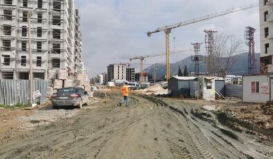 Hatay’da yürüyecek yol yok: Kent ya çamur içinde ya toz