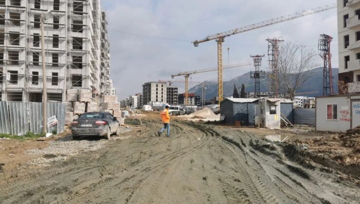 Hatay’da yürüyecek yol yok: Kent ya çamur içinde ya toz