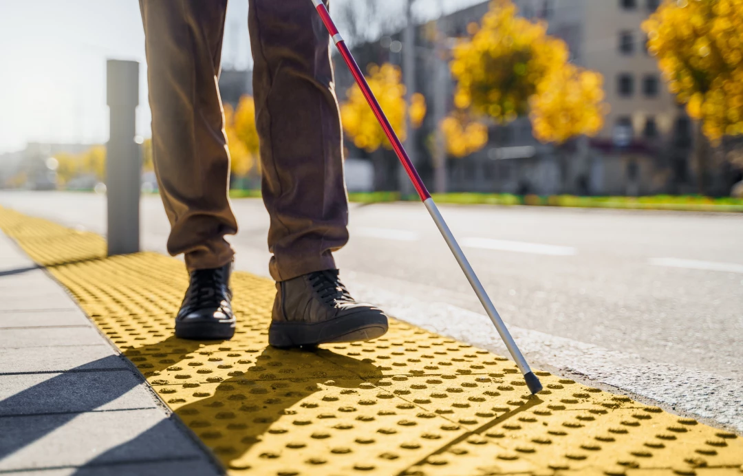 Şehir hayatı engelliler için engel parkuru 