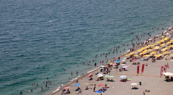 Vatandaş denize hasret: Parayı veren sahile ulaşabiliyor