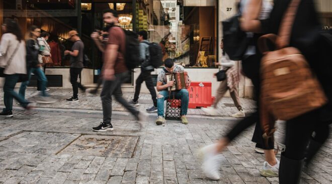 Diplomalı güvencesizlik: Gençler staj, freelance ve kuryelik arasında