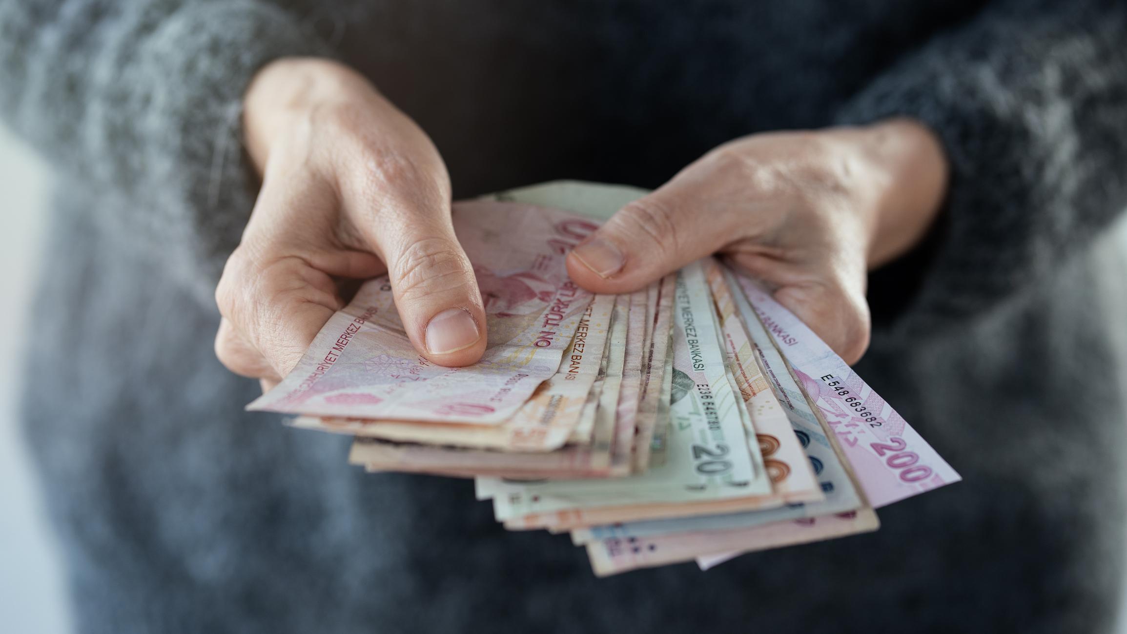 Emeklinin yeni aylığı açlık sınırının 12 bin lira altında