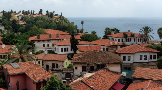 Tek tip mimariye ve poyraza direnen miras: Muğla bacaları